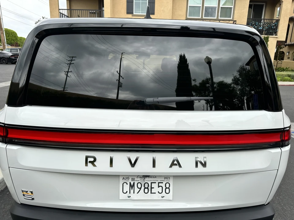 2023 Rivian R1S - Image 26 of 31