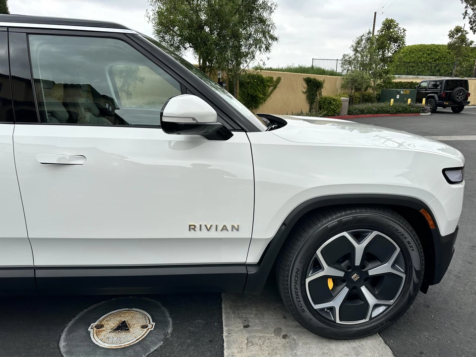 2023 Rivian R1S - Image 30 of 31