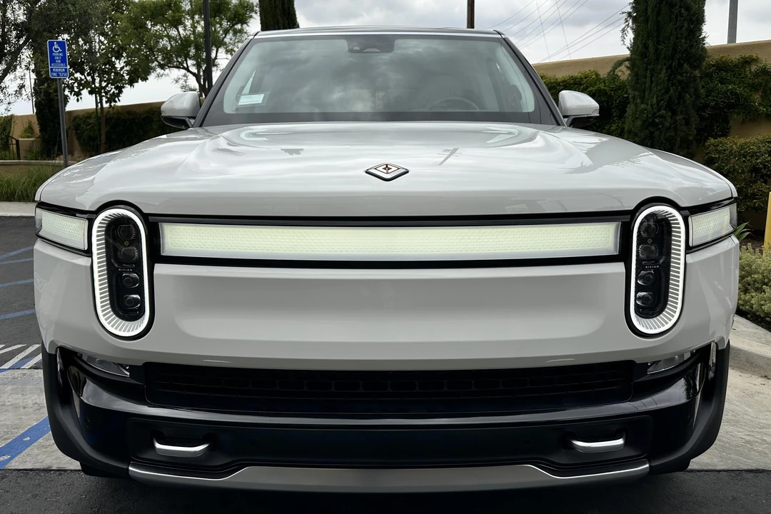 2023 Rivian R1S - Image 2 of 31