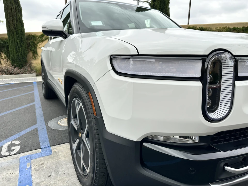 2023 Rivian R1S - Image 14 of 31