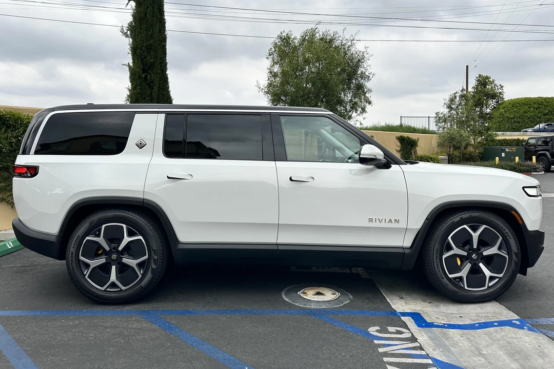 2023 Rivian R1S - Image 3 of 31