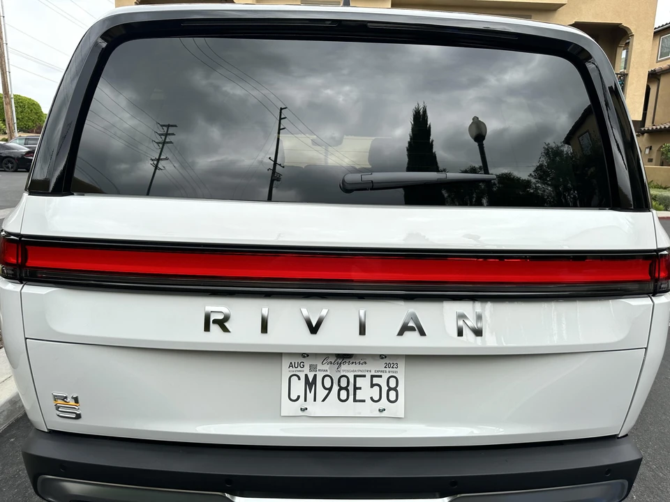 2023 Rivian R1S - Image 27 of 31