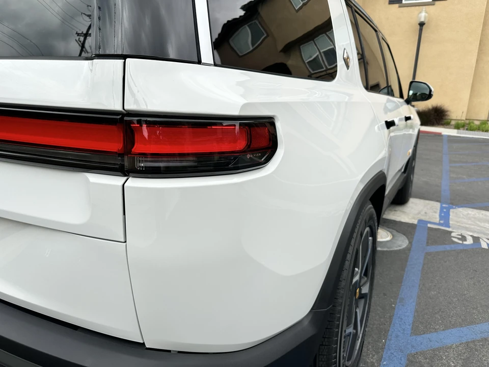 2023 Rivian R1S - Image 28 of 31