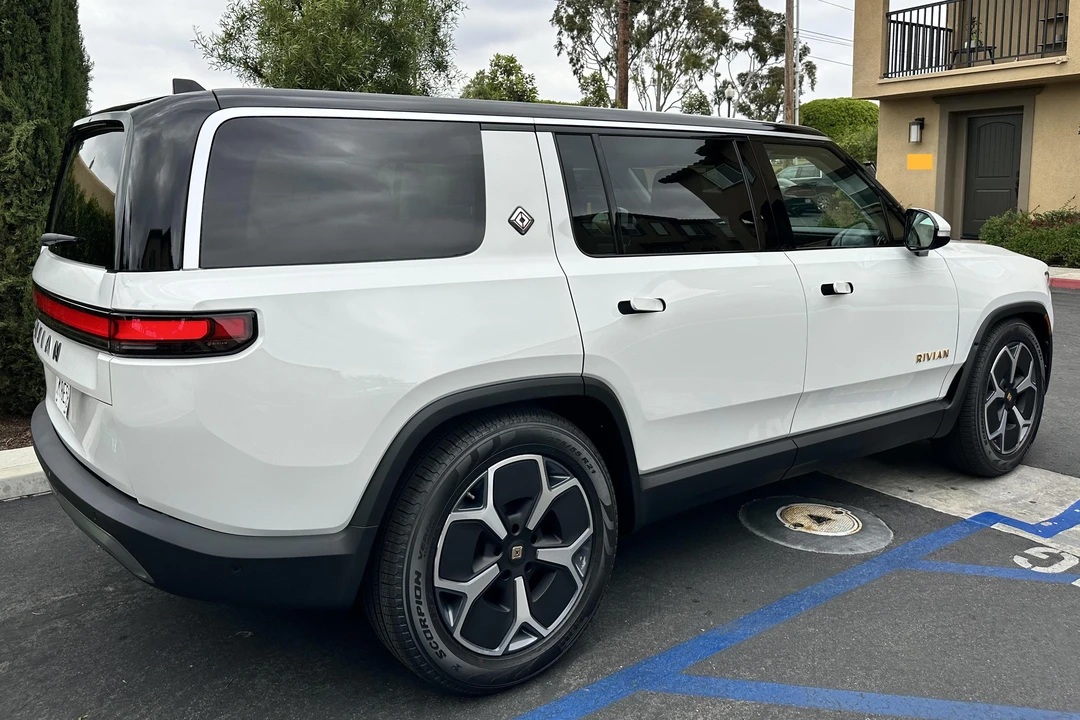2023 Rivian R1S - Image 4 of 31