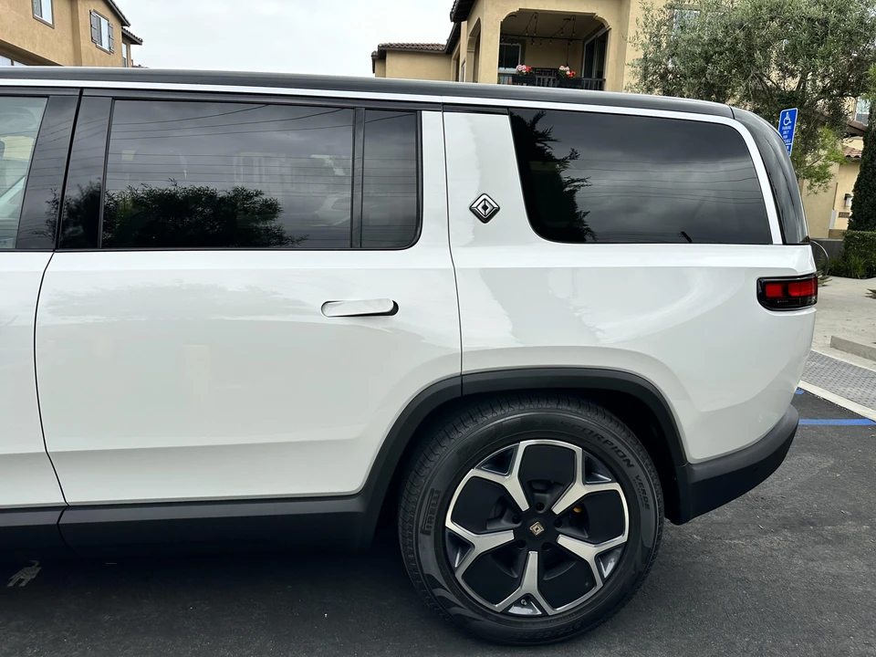 2023 Rivian R1S - Image 24 of 31