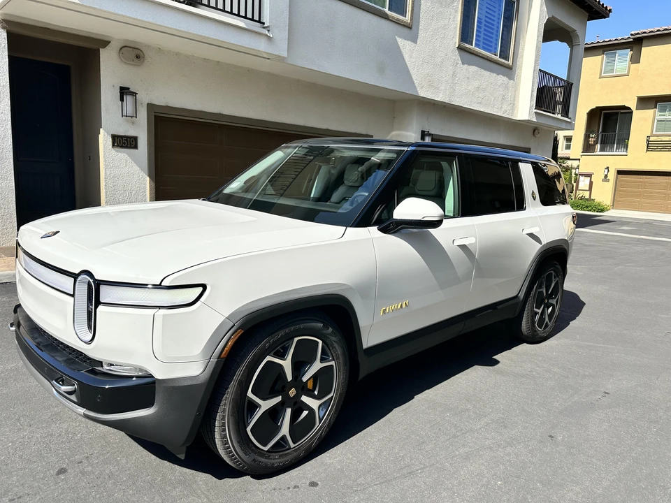 2023 Rivian R1S - Image 7 of 31