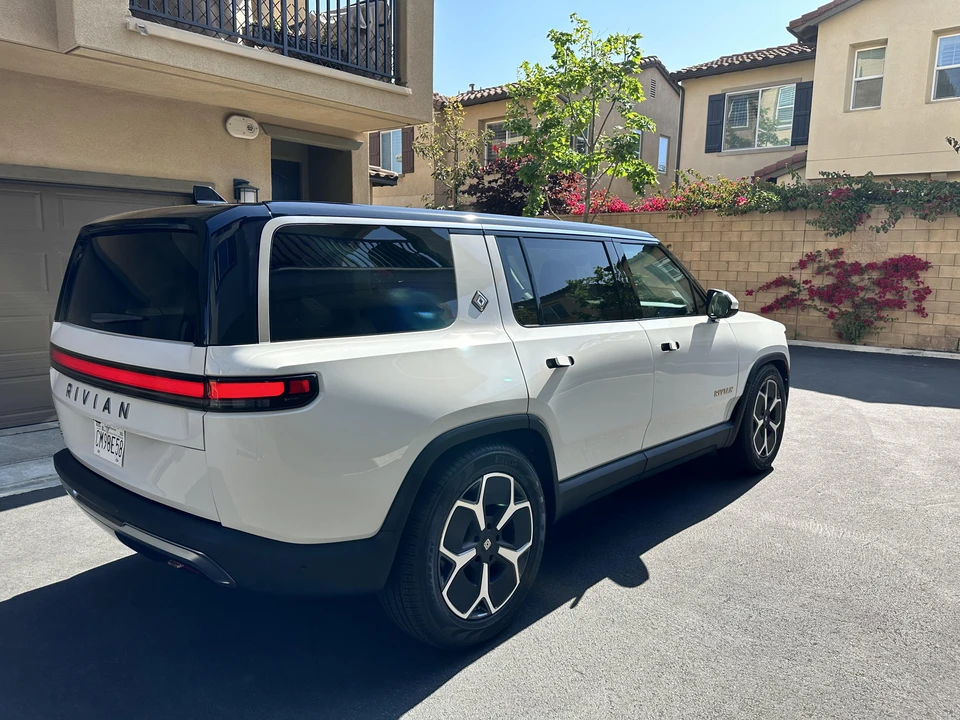 2023 Rivian R1S - Image 11 of 31