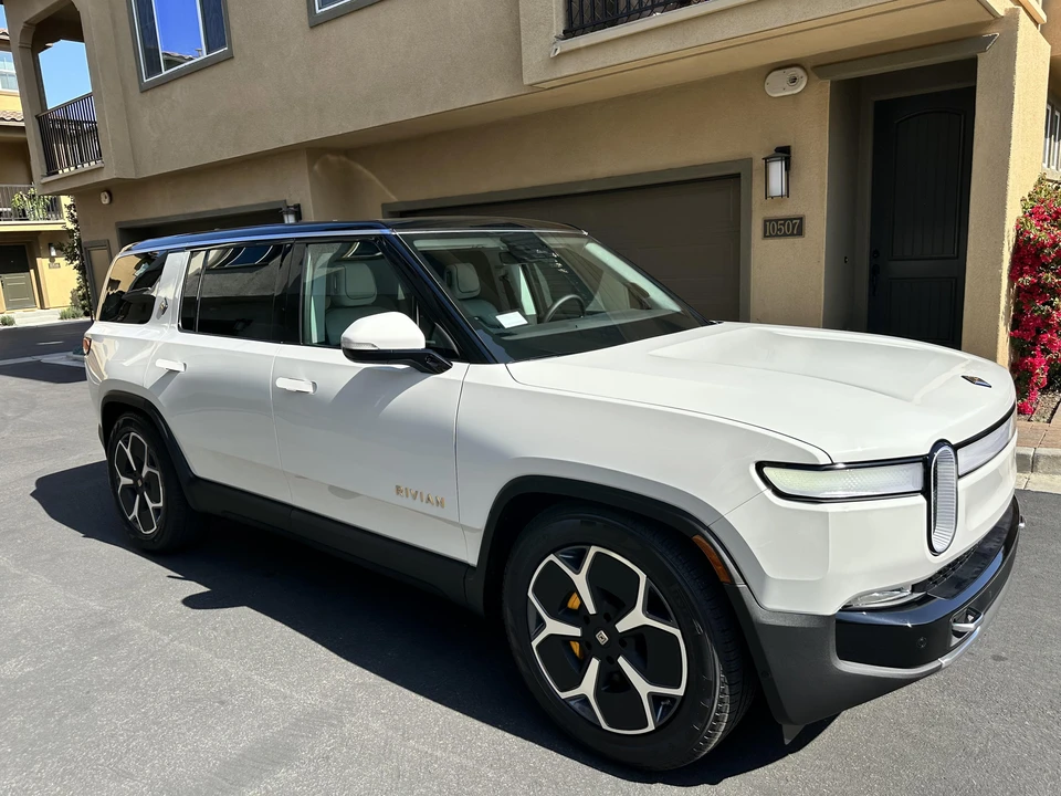 2023 Rivian R1S - Image 12 of 31