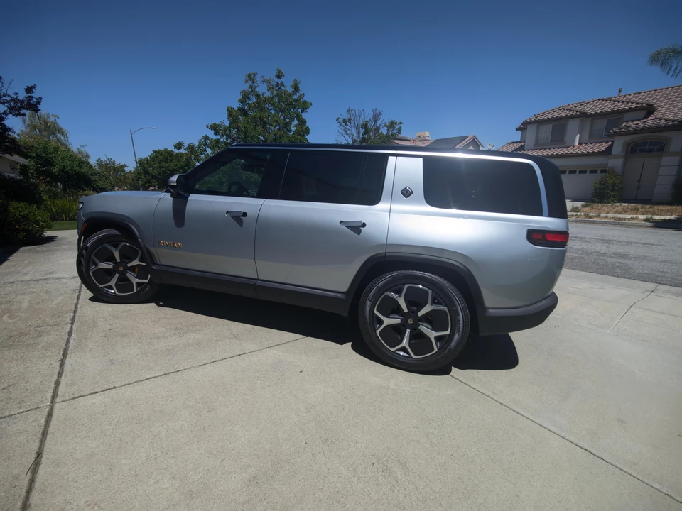 2023 Rivian R1S - Image 11 of 31