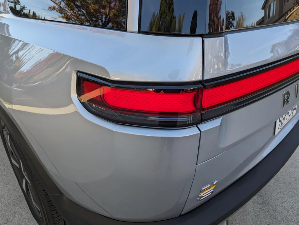 2023 Rivian R1S - Image 28 of 31