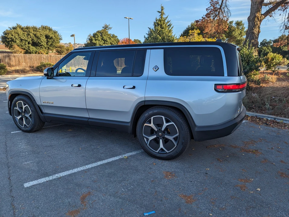 2023 Rivian R1S - Image 10 of 31