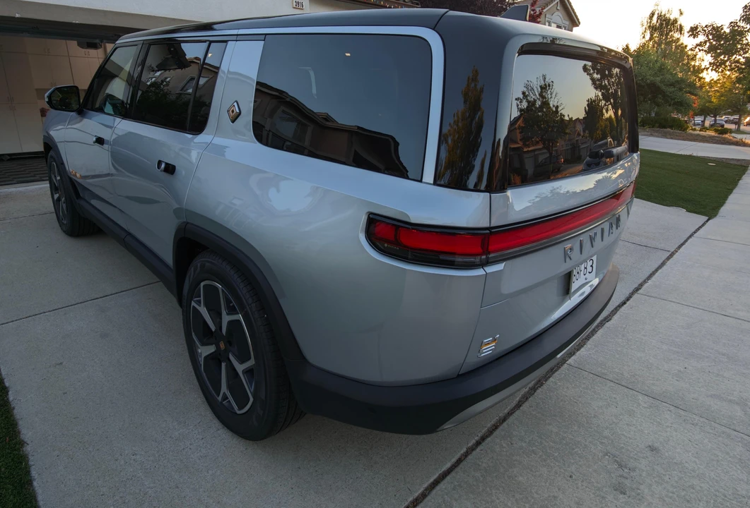 2023 Rivian R1S - Image 14 of 31
