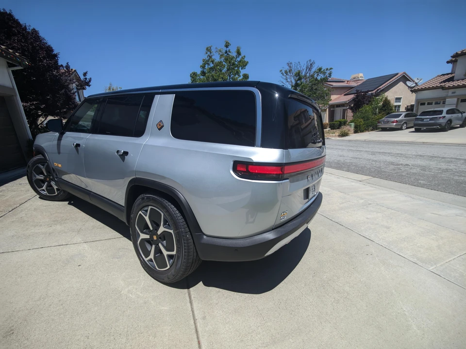 2023 Rivian R1S - Image 12 of 31