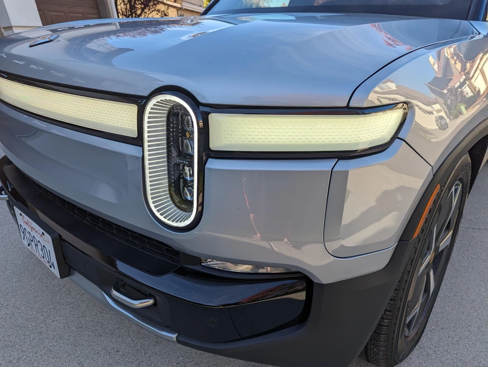 2023 Rivian R1S - Image 26 of 31