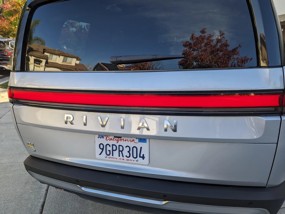 2023 Rivian R1S - Image 29 of 31