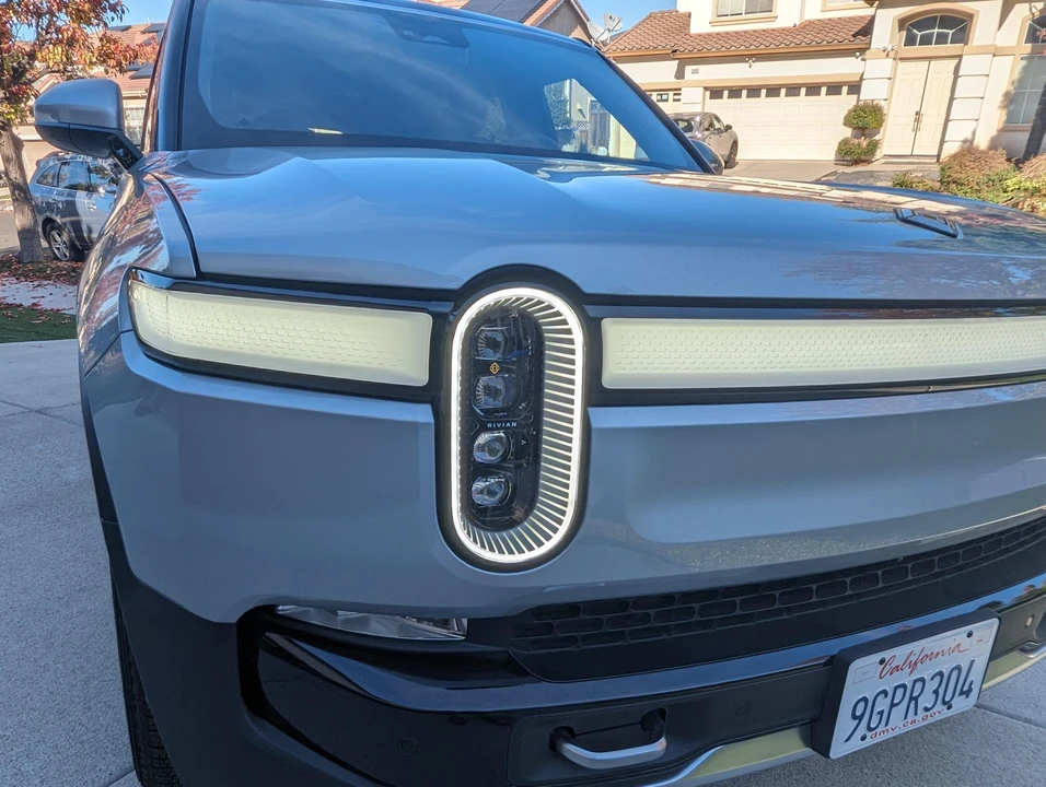 2023 Rivian R1S - Image 25 of 31