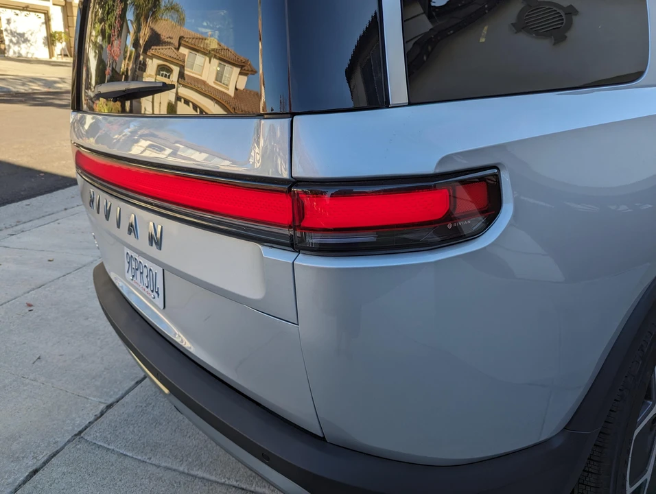 2023 Rivian R1S - Image 30 of 31
