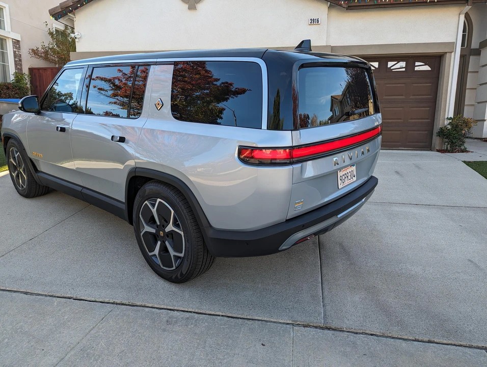 2023 Rivian R1S - Image 13 of 31