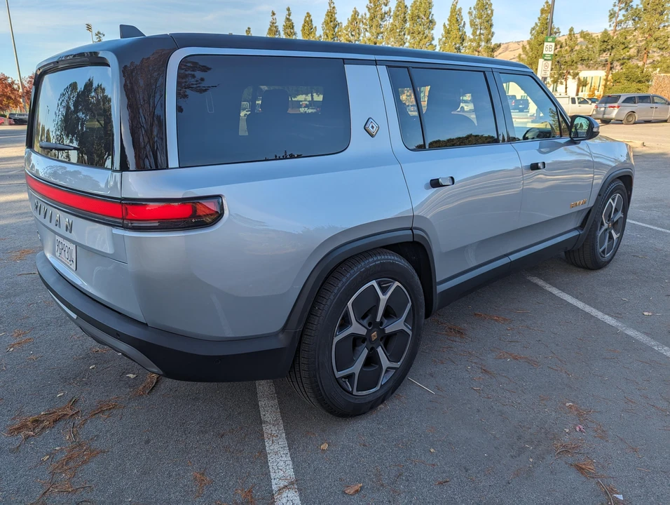 2023 Rivian R1S - Image 19 of 31