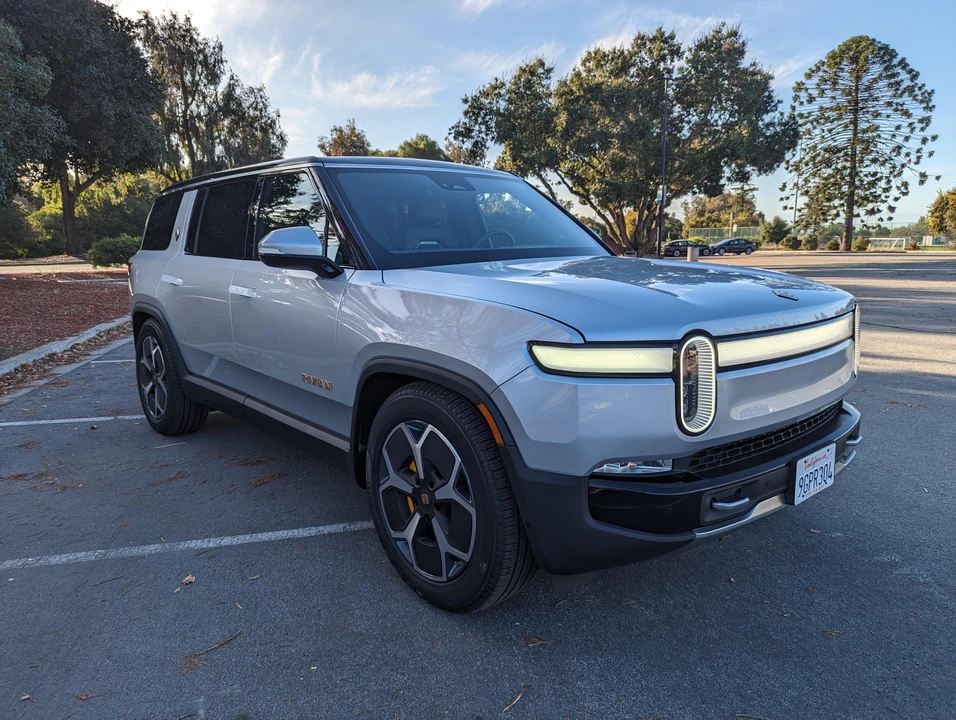 2023 Rivian R1S - Image 24 of 31