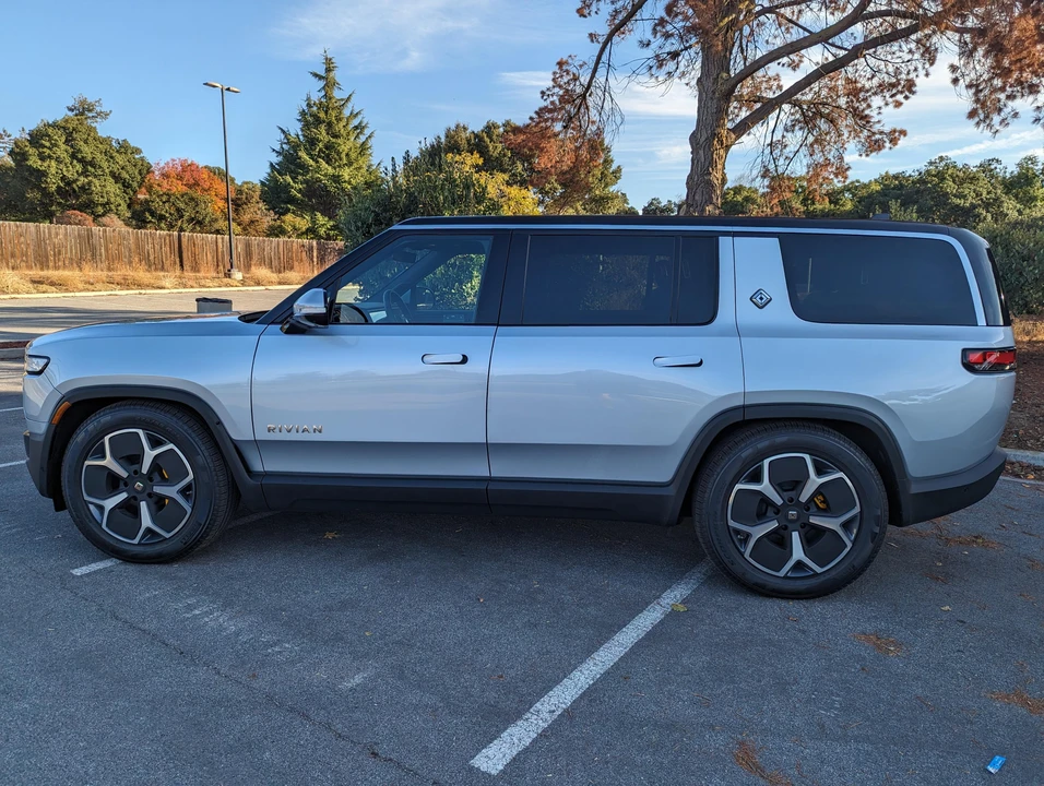 2023 Rivian R1S - Image 9 of 31
