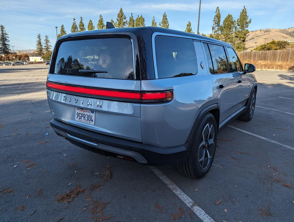 2023 Rivian R1S - Image 18 of 31