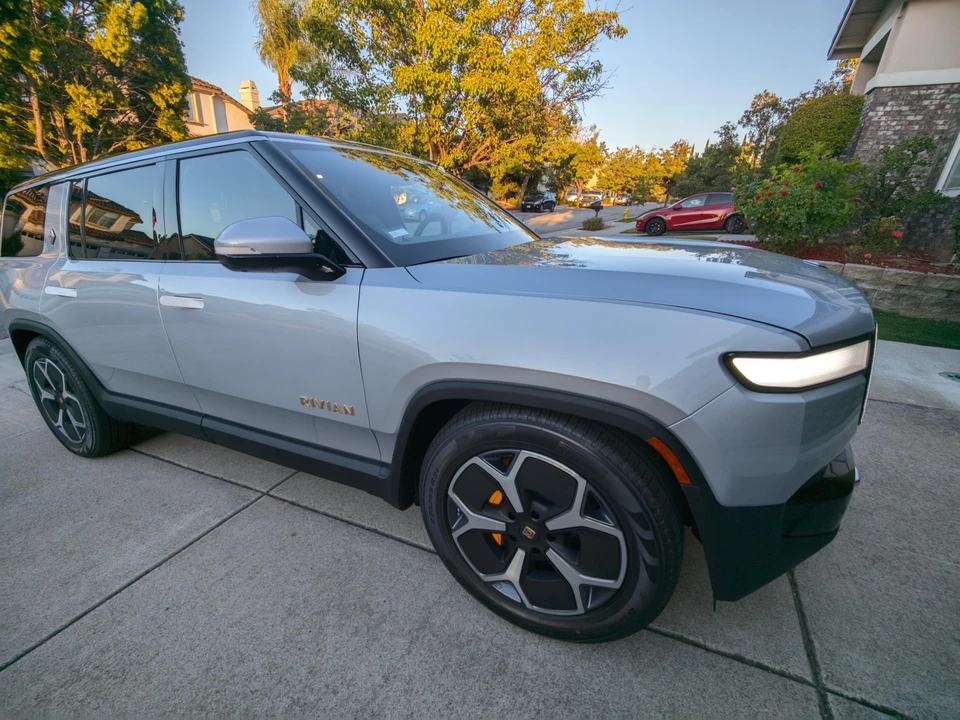2023 Rivian R1S - Image 23 of 31
