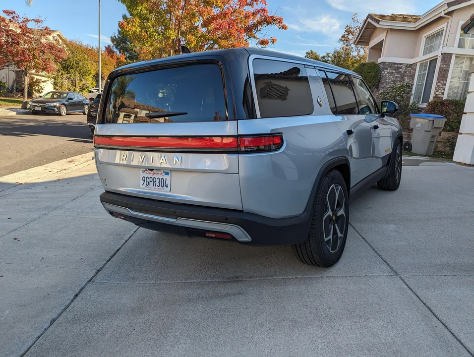 2023 Rivian R1S - Image 17 of 31