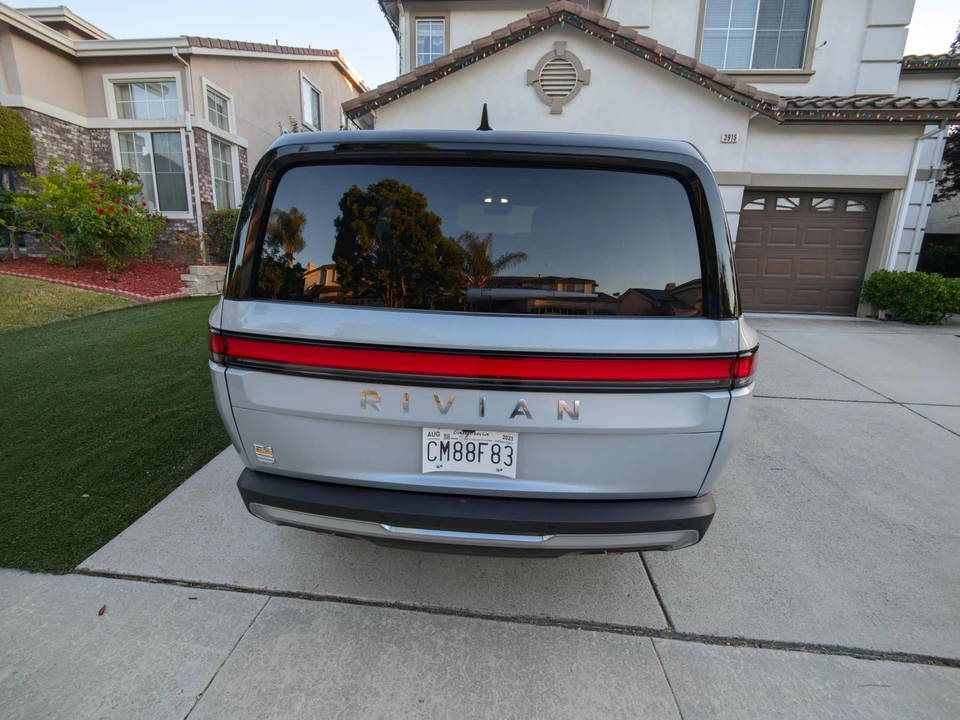 2023 Rivian R1S - Image 16 of 31