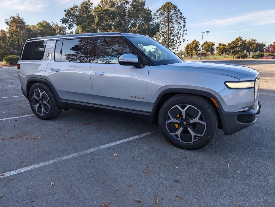 2023 Rivian R1S - Image 22 of 31
