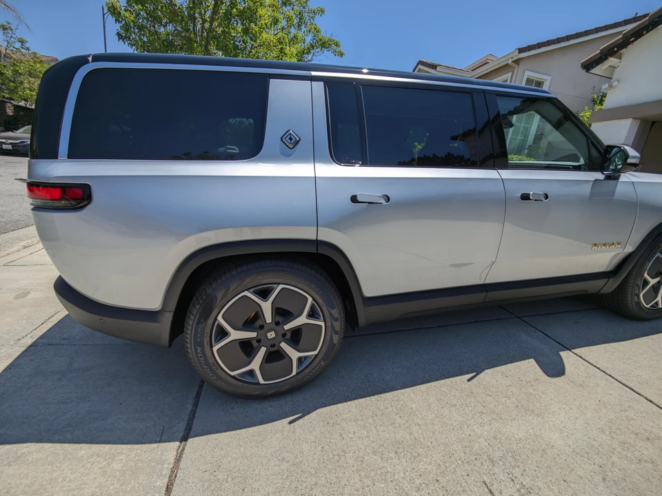 2023 Rivian R1S - Image 20 of 31