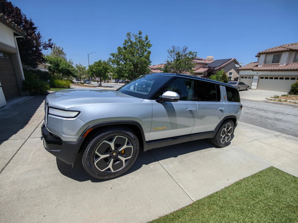 2023 Rivian R1S - Image 8 of 31