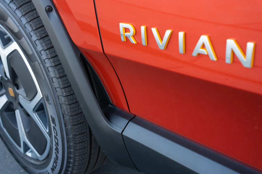 2023 Rivian R1S - Image 16 of 31