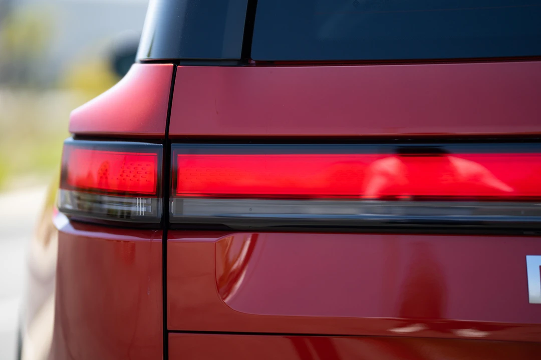 2023 Rivian R1S - Image 19 of 31