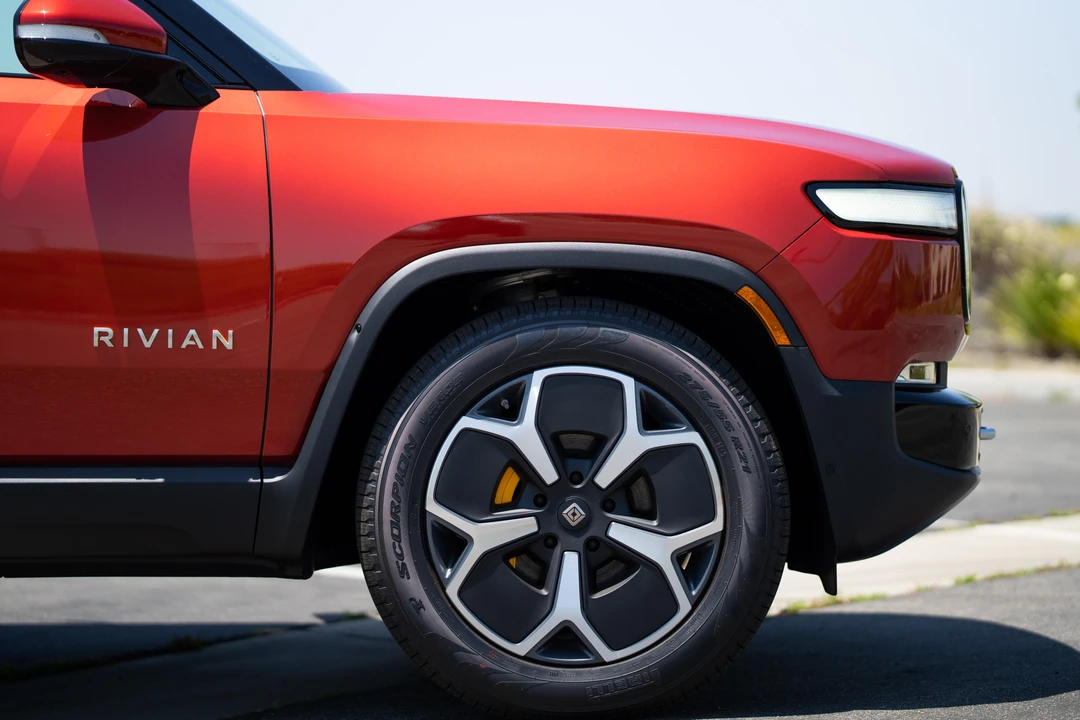 2023 Rivian R1S - Image 30 of 31