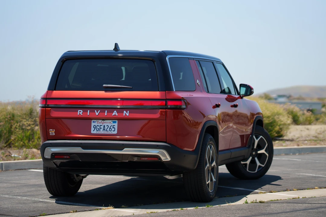 2023 Rivian R1S - Image 7 of 31