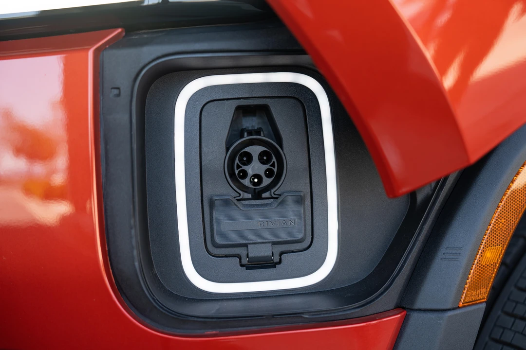 2023 Rivian R1S - Image 13 of 31