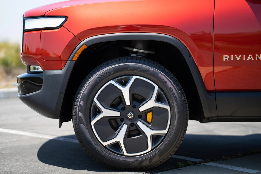 2023 Rivian R1S - Image 28 of 31