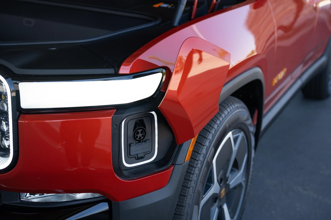 2023 Rivian R1S - Image 12 of 31