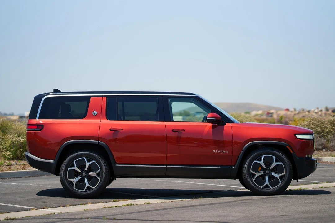 2023 Rivian R1S - Image 8 of 31