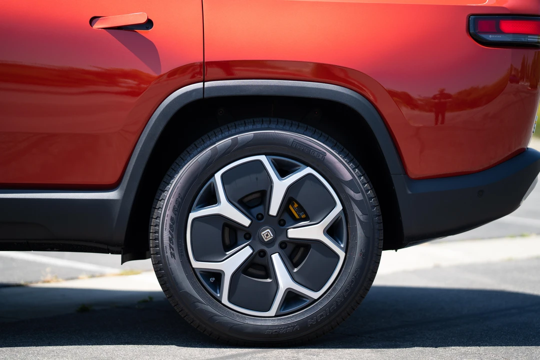 2023 Rivian R1S - Image 29 of 31