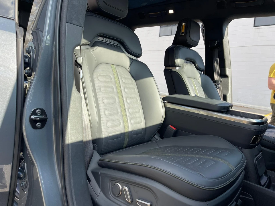 2023 Rivian R1S - Image 28 of 31