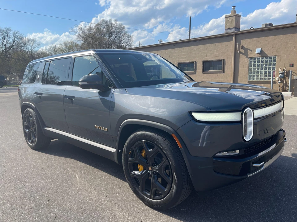 2023 Rivian R1S - Image 12 of 31
