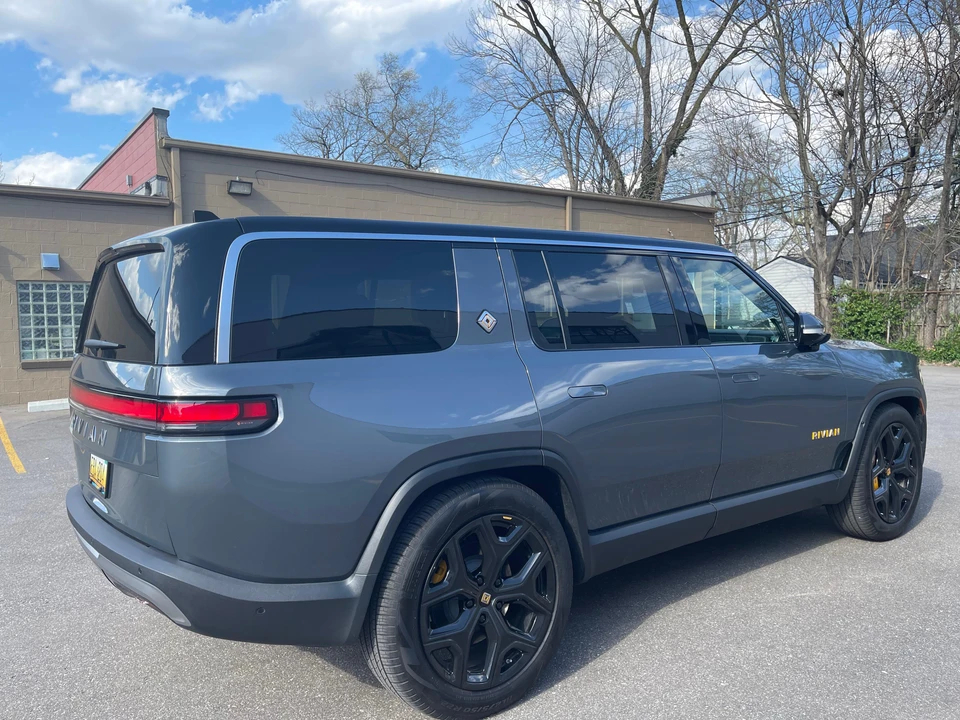 2023 Rivian R1S - Image 10 of 31