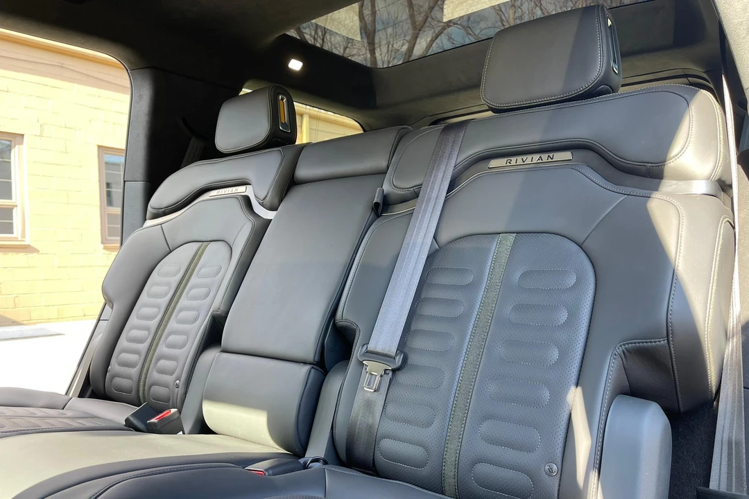 2023 Rivian R1S - Image 26 of 31