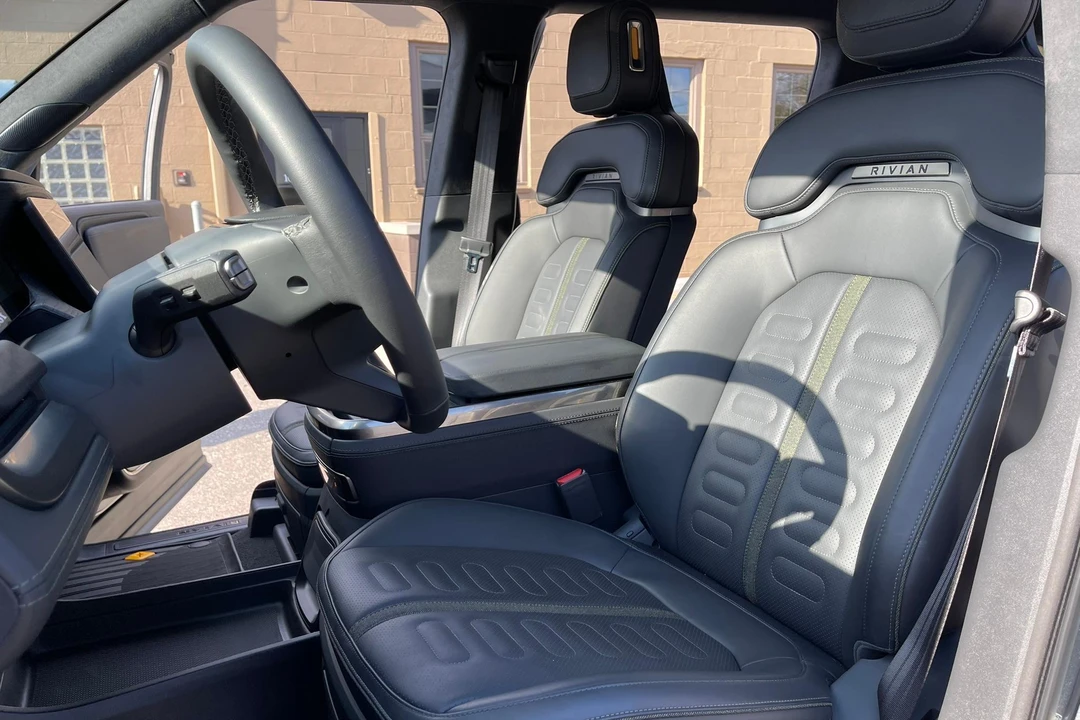 2023 Rivian R1S - Image 25 of 31