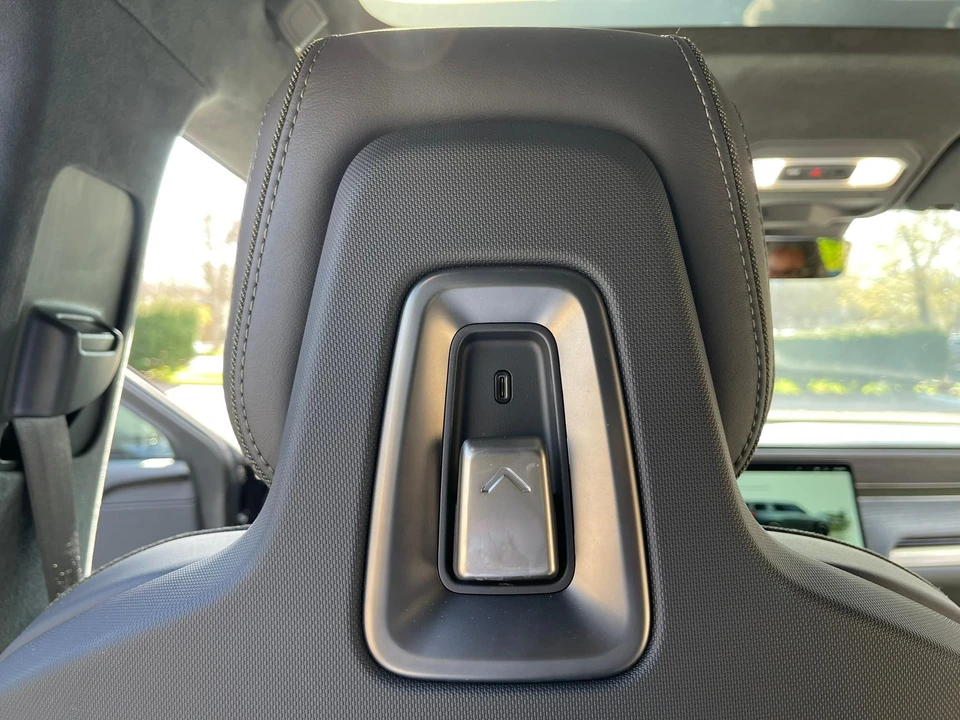 2023 Rivian R1S - Image 30 of 31
