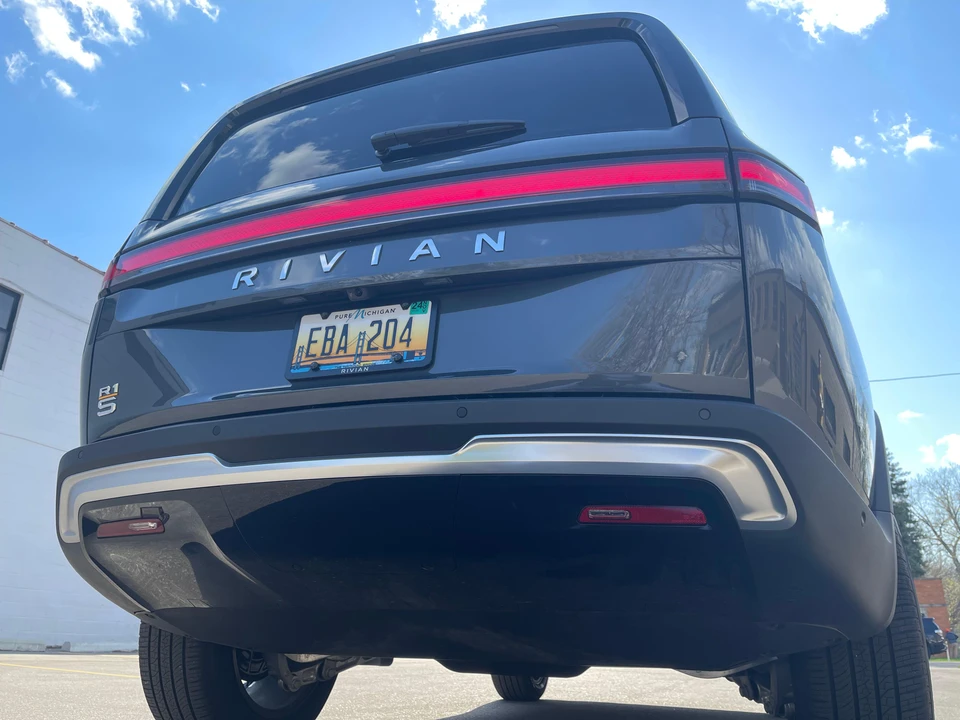 2023 Rivian R1S - Image 16 of 31