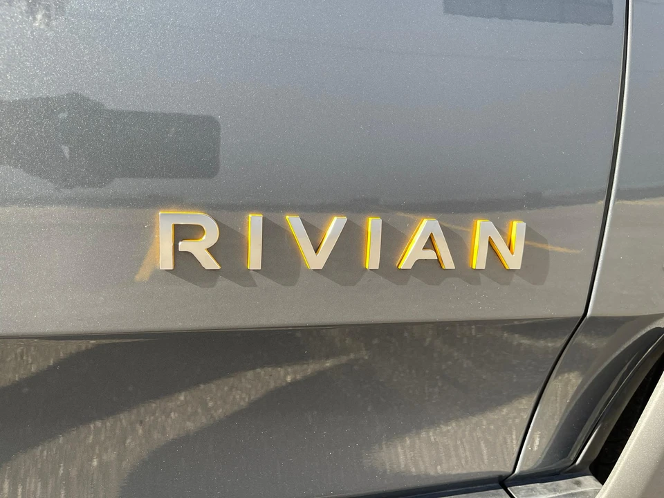 2023 Rivian R1S - Image 18 of 31