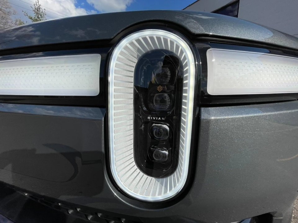 2023 Rivian R1S - Image 14 of 31